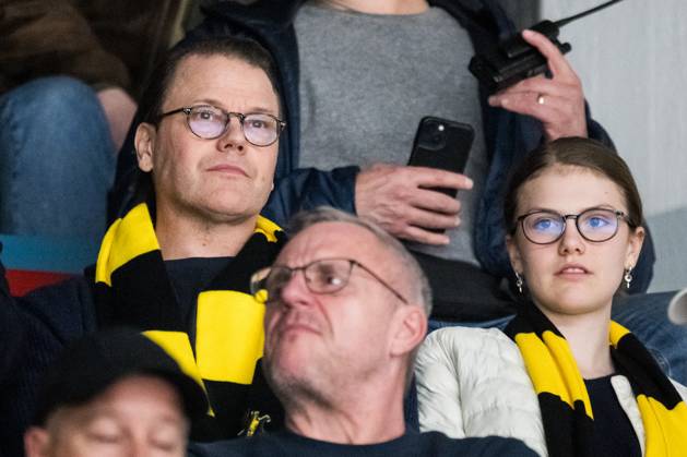 250422 Prins Daniel och prinsessan Estelle under final fyra i Hockeyallsvenskan mellan AIK och Djurgarden den 22 april 2025 i Stockholm. Copyright: MAXIMxTHORE BB250422MT014