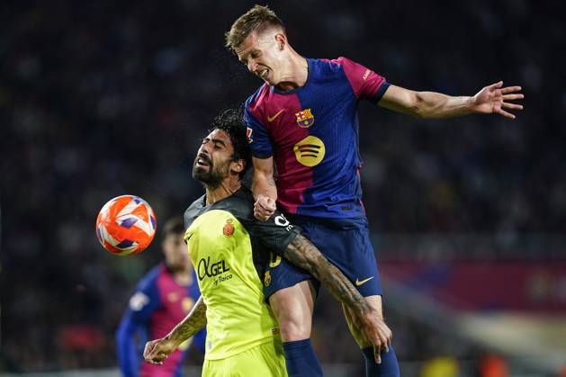 Bilder des Jahres 2025, Sport 04 April Sport Themen der Woche KW17 Sport Bilder des Tages FC Barcelona, Barca RCD Mallorca. La Liga EA Sports match. Date 33 Dani Olmo of FC Barcelona and Samu Costa of RCD Mallorca during the La Liga EA Sports match between FC Barcelona and RCD Mallorca played at Lluis Companys Stadium on 22 April 2025 in Barcelona, Spain. kpng Copyright: xBaguxBlancox xPRESSINPHOTOx PS_250422_BAR_MAL_013