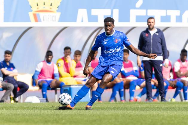 April 5, 2025, Lisbon, Lisbon, Portugal: Belenenses defender from Cape Verde ROMARIO CARVALHO (16) in action during the game for Liga 3 between Atletico and Belenenses at Estadio da Tapadinha Lisbon Portugal - ZUMAs359 20250405_zsp_s359_019 Copyright: xAlexandrexdexSousax