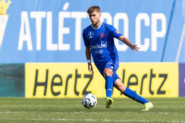 April 5, 2025, Lisbon, Lisbon, Portugal: Belenenses midfielder from Portugal DIOGO PAULO (20) in action during the game for Liga 3 between Atletico and Belenenses at Estadio da Tapadinha Lisbon Portugal - ZUMAs359 20250405_zsp_s359_028 Copyright: xAlexandrexdexSousax