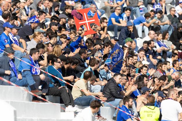 April 5, 2025, Lisbon, Lisbon, Portugal: Belenenses supporters during the game for Liga 3 between Atletico and Belenenses at Estadio da Tapadinha Lisbon Portugal - ZUMAs359 20250405_zsp_s359_032 Copyright: xAlexandrexdexSousax