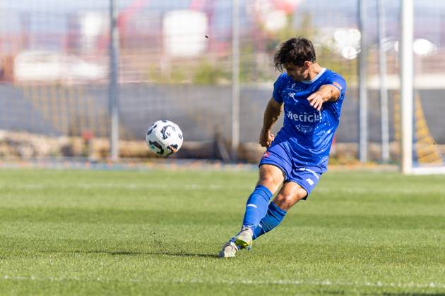 April 5, 2025, Lisbon, Lisbon, Portugal: Belenenses midfielder from Portugal TIAGO MORGADO (21) in action during the game for Liga 3 between Atletico and Belenenses at Estadio da Tapadinha Lisbon Portugal - ZUMAs359 20250405_zsp_s359_039 Copyright: xAlexandrexdexSousax