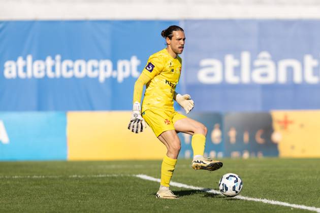 April 5, 2025, Lisbon, Lisbon, Portugal: Belenenses goalkeeper from Portugal DAVID GRILO (22) in action during the game for Liga 3 between Atletico and Belenenses at Estadio da Tapadinha Lisbon Portugal - ZUMAs359 20250405_zsp_s359_055 Copyright: xAlexandrexdexSousax