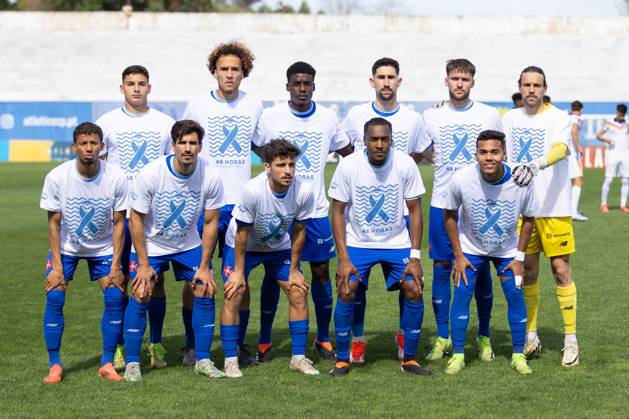 April 5, 2025, Lisbon, Lisbon, Portugal: Belenenses players pose for a team photo before the game for Liga 3 between Atletico and Belenenses at Estadio da Tapadinha Lisbon Portugal - ZUMAs359 20250405_zsp_s359_001 Copyright: xAlexandrexdexSousax