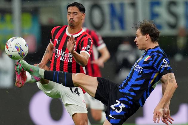 Inter MilanÕs Nicolo Barella fights for the ball with AC Milan s Tijjani Reijnders during the Italy Cup Frecciarossa soccer match between Inter and Milan at San Siro Stadium in Milan , North Italy - Wednesday April 23 , 2025 . - Soccer . Copyright: xSpada LaPressex