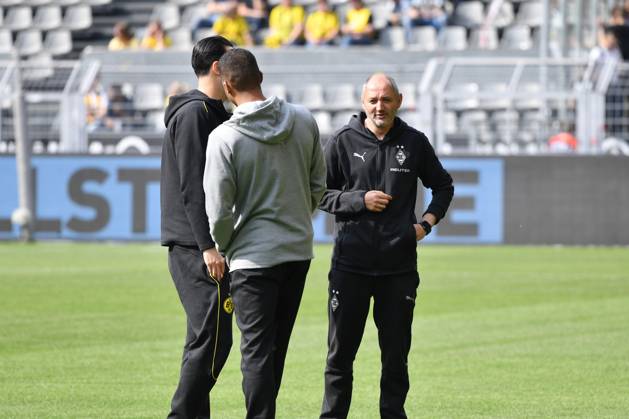 Co Trainer Oliver Neuville (Borussia Moenchengladbach), re. 20.04.2025, Fussball 1. Bundesliga, 30. Spieltag, Saison 2024 2025 Borussia Dortmund - Borussia Mönchengladbach 3:2 Foto: Maik Hölter Team2 DFL regulations prohibit any use of photographs as image sequences and or quasi-video Dortmund Signal Iduna Park Nordrhein Westfalen Deutschland
