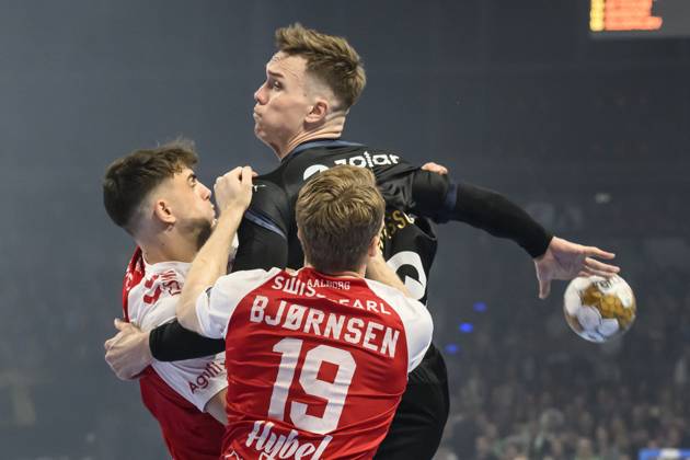 Bilder des Jahres 2025, Sport 04 April Sport Themen der Woche KW17 im Bild v.l.: Lasse Andersson (Fuechse Berlin, 11), Kristian Bjornsen (Aalborg Handbold, 19), Zweikampf, Action, Kampf, kaempft um den Ball, GER, Berlin, Handball, Fuechse Berlin vs Aalborg Handbold, HF Champions-League, in der Max Schmeling Halle, 24.04.2025, Copyright: HMBxMedia UwexKoch