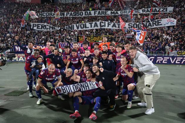 Bilder des Jahres 2025, Sport 04 April Sport Themen der Woche KW17 Sport Bilder des Tages Bologna players celebrates after winning the Frecciarossa Italian Cup 2024 2025 semi-final match between Bologna f.c. and Empoli f.c. at Renato Dall™Ara Stadium, Bologna, northern Italy, Thursday, April 24, 2025. - Soccer - (Photo Michele Nucci - LaPresse)  Copyright: xMichelexNucci LaPressex