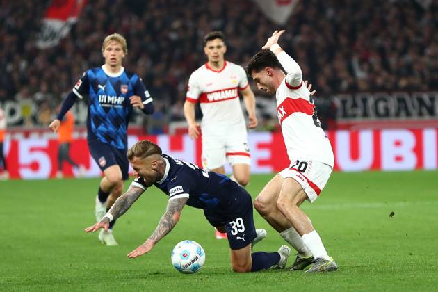 25.04.2025, xmohx, Fussball 1.Bundesliga, VfB Stuttgart - 1.FC Heidenheim v.l. Niklas Dorsch (1.FC Heidenheim) Leonidas Stergiou (VfB Stuttgart) Zweikampf, Aktion, action, battle for the ball (DFL DFB REGULATIONS PROHIBIT ANY USE OF PHOTOGRAPHS as IMAGE SEQUENCES and or QUASI-VIDEO) Stuttgart