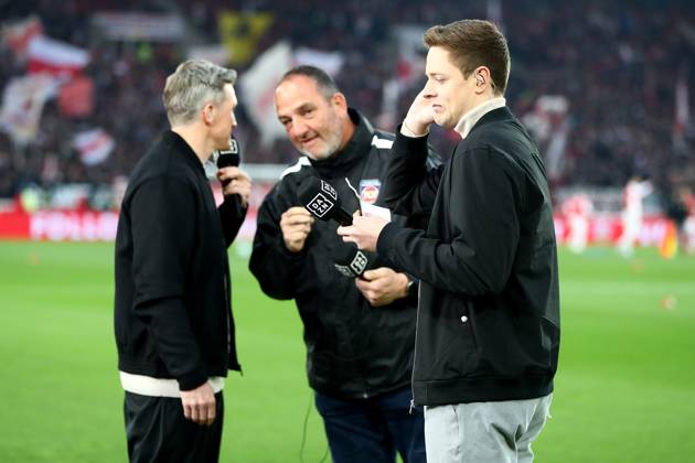 25.04.2025, xmohx, Fussball 1.Bundesliga, VfB Stuttgart - 1.FC Heidenheim v.l. Tobias Schweinsteiger (DAZN) Trainer Frank Schmidt (1.FC Heidenheim) Frederik Harder (DAZN) (DFL DFB REGULATIONS PROHIBIT ANY USE OF PHOTOGRAPHS as IMAGE SEQUENCES and or QUASI-VIDEO) Stuttgart