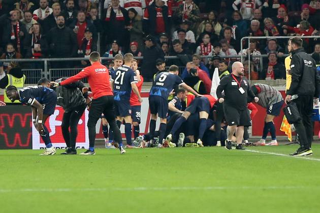 25.04.2025, xmohx, Fussball 1.Bundesliga, VfB Stuttgart - 1.FC Heidenheim v.l. Torjubel nach dem Tor zum celebrating the goal celebrate 0:1 durch Mathias Honsak (1.FC Heidenheim) (DFL DFB REGULATIONS PROHIBIT ANY USE OF PHOTOGRAPHS as IMAGE SEQUENCES and or QUASI-VIDEO) Stuttgart
