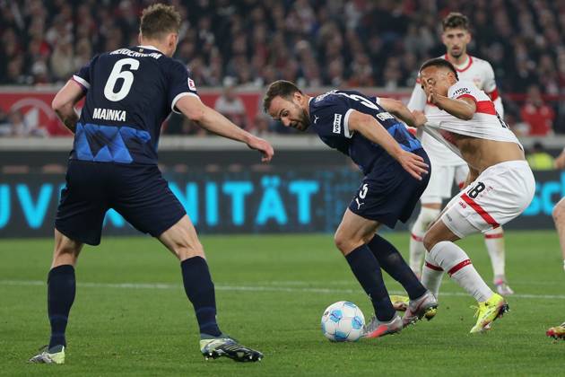 25.04.2025, xmohx, Fussball 1.Bundesliga, VfB Stuttgart - 1.FC Heidenheim v.l. Patrick Mainka (1.FC Heidenheim) Benedikt Gimber (1.FC Heidenheim) Jamie Leweling (VfB Stuttgart) Zweikampf, Aktion, action, battle for the ball (DFL DFB REGULATIONS PROHIBIT ANY USE OF PHOTOGRAPHS as IMAGE SEQUENCES and or QUASI-VIDEO) Stuttgart