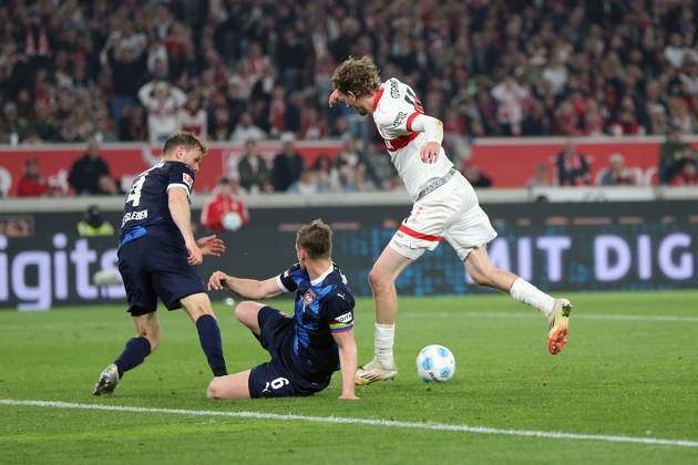 25.04.2025, xmohx, Fussball 1.Bundesliga, VfB Stuttgart - 1.FC Heidenheim v.l. Tim Siersleben (1.FC Heidenheim) Patrick Mainka (1.FC Heidenheim) Nick Woltemade (VfB Stuttgart) Zweikampf, Aktion, action, battle for the ball (DFL DFB REGULATIONS PROHIBIT ANY USE OF PHOTOGRAPHS as IMAGE SEQUENCES and or QUASI-VIDEO) Stuttgart