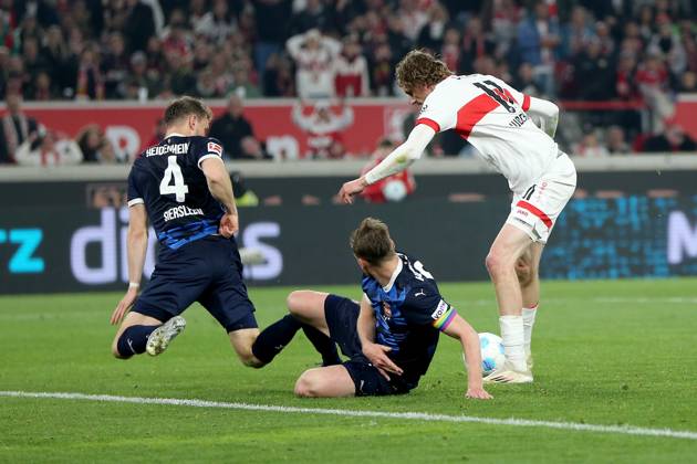 25.04.2025, xmohx, Fussball 1.Bundesliga, VfB Stuttgart - 1.FC Heidenheim v.l. Tim Siersleben (1.FC Heidenheim) Patrick Mainka (1.FC Heidenheim) Nick Woltemade (VfB Stuttgart) Zweikampf, Aktion, action, battle for the ball (DFL DFB REGULATIONS PROHIBIT ANY USE OF PHOTOGRAPHS as IMAGE SEQUENCES and or QUASI-VIDEO) Stuttgart