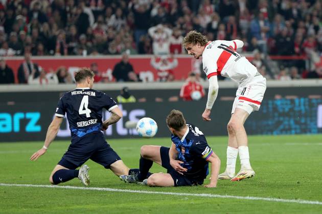 25.04.2025, xmohx, Fussball 1.Bundesliga, VfB Stuttgart - 1.FC Heidenheim v.l. Tim Siersleben (1.FC Heidenheim) Patrick Mainka (1.FC Heidenheim) Nick Woltemade (VfB Stuttgart) Zweikampf, Aktion, action, battle for the ball (DFL DFB REGULATIONS PROHIBIT ANY USE OF PHOTOGRAPHS as IMAGE SEQUENCES and or QUASI-VIDEO) Stuttgart