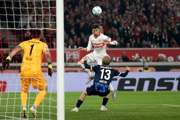 25.04.2025, xmohx, Fussball 1.Bundesliga, VfB Stuttgart - 1.FC Heidenheim v.l. Kevin Mueller (1.FC Heidenheim) Frans Krätzig (1.FC Heidenheim) Atakan Karazor (VfB Stuttgart) Zweikampf, Aktion, action, battle for the ball (DFL DFB REGULATIONS PROHIBIT ANY USE OF PHOTOGRAPHS as IMAGE SEQUENCES and or QUASI-VIDEO) Stuttgart