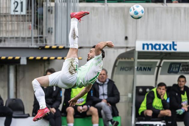 Bilder des Jahres 2025, Sport 04 April Sport Themen der Woche KW17 Sport Bilder des Tages Fußball - Herren - 2. Bundesliga - 31. Spieltag - Saison 2024 2025 - SpvGG Greuther Fürth vs. SSV Ulm 1846 Fußball 25.04.2025 17 Niko Gießelmann (SpVgg Greuther Fürth) klärt den Ball per Fallrückzieher DFL regulations prohibit any use of photographs as image sequences and or quasi-video Fürth Sportpark Ronhof I Thomas Sommer Bayern Deutschland