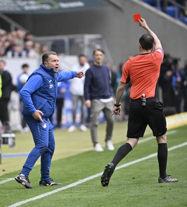 Bilder des Jahres 2025, Sport 04 April Sport Themen der Woche KW17 Sport Bilder des Tages Schiedsrichter Referee Benjamin Brand zeigt Betreuer der TSG Hoffenheim rote Karte rot Platzverweis da er Bandenwerbung ins Spielfeld gekickt hat TSG 1899 Hoffenheim vs Borussia Dortmund BVB 26.04.2025 DFL REGULATIONS PROHIBIT ANY USE OF PHOTOGRAPHS AS IMAGE SEQUENCES AND OR QUASI-VIDEO TSG 1899 Hoffenheim vs Borussia Dortmund BVB