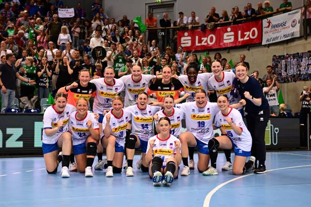 Bilder des Jahres 2025, Sport 04 April Sport Themen der Woche KW17 Sport Bilder des Tages Handball I Frauen I Saison 2024-2025 I 1. HBF I Play-Off I Viertelfinale I VfL Oldenburg - HSG Blomberg-Lippe I 26.04.2025 Jubel, Begeisterung, Enthusiasmus, Euphorie, Freude, Glücksgefühl, Heiterkeit bei: HSG Blomberg-Lippe nach dem Sieg gegen VfL Oldenburg Frauen Oldenburg EWE Arena Niedersachsen Deutschland Copyright: xLobeca FelixxSchlikisx