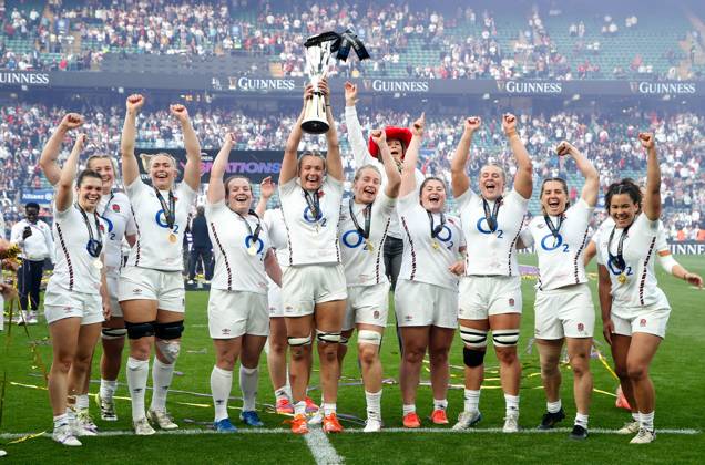 Bilder des Jahres 2025, Sport 04 April Sport Themen der Woche KW17 Sport Bilder des Tages Zoe Aldcroft the England captain with the Womens 6 Nations Trophy surrounded by her teammates England v France, Guinness Women s Six Nations 2025, Rugby Union, Allianz Stadium, Twickenham, UK - 26 Apr 2025  Copyright: xMattxImpey Shutterstockx 15269674ca