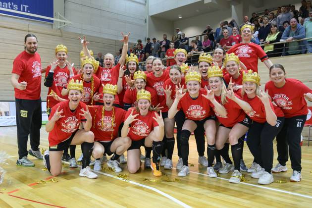 Bilder des Jahres 2025, Sport 04 April Sport Themen der Woche KW17 Sport Bilder des Tages Wildcats jubeln nach 38:23 Heimsieg und die damit gewonnene Meisterschaft, Aufstieg, SV Union Halle-Neustadt vs. TuS Lintfort, Handball Frauen, 2. Bundesliga, 26. Spieltag, Saison 2024 25, 26.04.2025 Halle SWH Arena Sachsen-Anhalt Deutschland