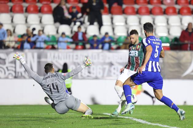 CF Estrela Amadora SAD v FC Porto - Liga Portugal BetClic Claudio Ramos defende remate de Bucca durante partida entre CF Estrela Amadora SAD v FC Porto valida pela Liga Portugal BetClic no Estadio Jose Gomes, Lisboa, Portugal (Foto de Diogo Faria Reis Avant Sports) Lisbon Estadio Jose Gomes Portugal Copyright: xDiogoxFariaxReis AvantxSportsx