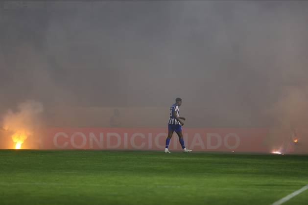 CF Estrela Amadora SAD v FC Porto - Liga Portugal BetClic Samu apanha tochas atiradas por Super Dragoes durante partida entre CF Estrela Amadora SAD v FC Porto valida pela Liga Portugal BetClic no Estadio Jose Gomes, Lisboa, Portugal (Foto de Diogo Faria Reis Avant Sports) Lisbon Estadio Jose Gomes Portugal Copyright: xDiogoxFariaxReis AvantxSportsx