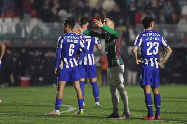 CF Estrela Amadora SAD v FC Porto - Liga Portugal BetClic Kikas puxa pelos adeptos durante partida entre CF Estrela Amadora SAD v FC Porto valida pela Liga Portugal BetClic no Estadio Jose Gomes, Lisboa, Portugal (Foto de Diogo Faria Reis Avant Sports) Lisbon Estadio Jose Gomes Portugal Copyright: xDiogoxFariaxReis AvantxSportsx