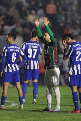 CF Estrela Amadora SAD v FC Porto - Liga Portugal BetClic Kikas puxa pelos adeptos durante partida entre CF Estrela Amadora SAD v FC Porto valida pela Liga Portugal BetClic no Estadio Jose Gomes, Lisboa, Portugal (Foto de Diogo Faria Reis Avant Sports) Lisbon Estadio Jose Gomes Portugal Copyright: xDiogoxFariaxReis AvantxSportsx