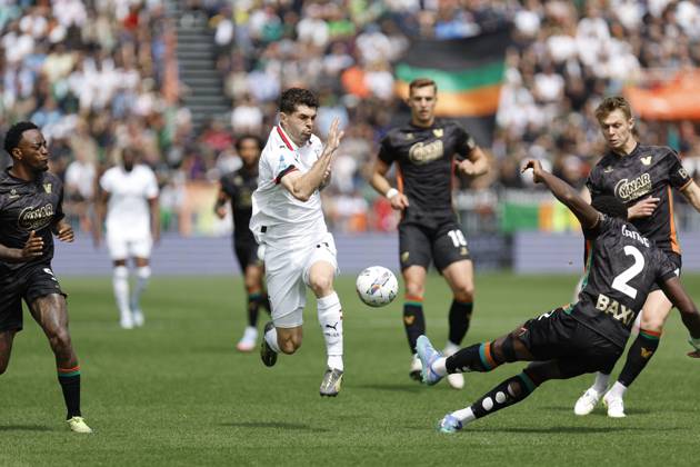 CALCIO - Serie A - Venezia FC vs AC Milan AC Milan s CHRISTIAN PULISIC in action against Venezia s FALI CANDE during the Italian Serie A Enilive soccer championship football match between Venezia FC and AC Milan at Pierluigi Penzo Stadium on April 27th, 2025, Venezia, Italy during Venezia FC vs AC Milan, Italian soccer Serie A match in Venice, Italy, April 27 2025 Venice Italy Copyright: xIPAxSport ABACAx