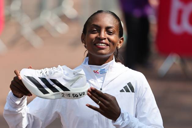 Bilder des Jahres 2025, Sport 04 April Sport Themen der Woche KW17 Sport Bilder des Tages 27 04 2025. London, United Kingdom. Tigst Assefa with her world record time on her training shoe after winning the womens race at the London Marathon, United Kingdom.  xStephenxLockx xixImagesx IIM-25903-0012