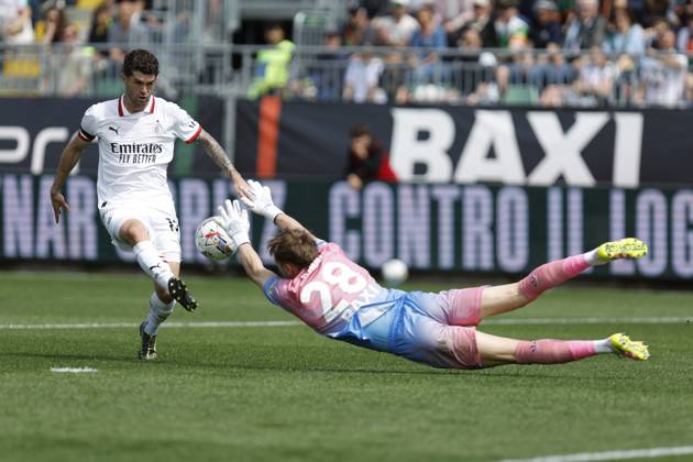 CALCIO - Serie A - Venezia FC vs AC Milan AC Milan s CHRISTIAN PULISIC in action against Venezia s IONUT RADU during the Italian Serie A Enilive soccer championship football match between Venezia FC and AC Milan at Pierluigi Penzo Stadium on April 27th, 2025, Venezia, Italy during Venezia FC vs AC Milan, Italian soccer Serie A match in Venice, Italy, April 27 2025 Venice Italy Copyright: xIPAxSport ABACAx