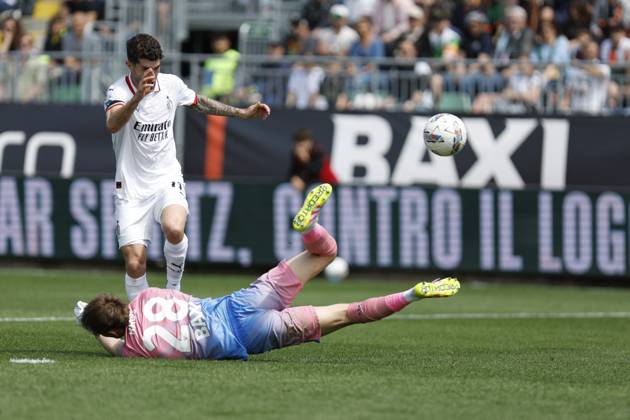 CALCIO - Serie A - Venezia FC vs AC Milan AC Milan s CHRISTIAN PULISIC in action against Venezia s IONUT RADU during the Italian Serie A Enilive soccer championship football match between Venezia FC and AC Milan at Pierluigi Penzo Stadium on April 27th, 2025, Venezia, Italy during Venezia FC vs AC Milan, Italian soccer Serie A match in Venice, Italy, April 27 2025 Venice Italy Copyright: xIPAxSport ABACAx