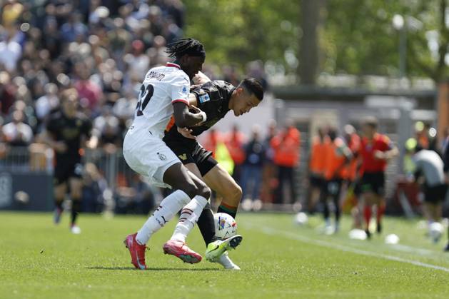 CALCIO - Serie A - Venezia FC vs AC Milan AC Milan s TOMMY ABRAHAM in action against Venezia s JAY IDZES during the Italian Serie A Enilive soccer championship football match between Venezia FC and AC Milan at Pierluigi Penzo Stadium on April 27th, 2025, Venezia, Italy during Venezia FC vs AC Milan, Italian soccer Serie A match in Venice, Italy, April 27 2025 Venice Italy Copyright: xIPAxSport ABACAx
