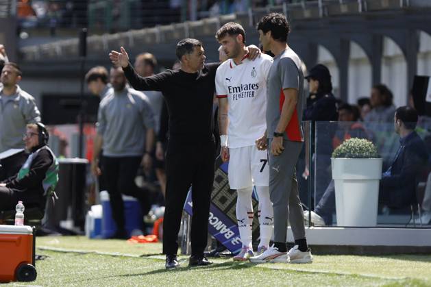 CALCIO - Serie A - Venezia FC vs AC Milan AC Milan s head coach SERGIO CONCEICAO and AC Milan s SANTIAGO GIMENEZ during the Italian Serie A Enilive soccer championship football match between Venezia FC and AC Milan at Pierluigi Penzo Stadium on April 27th, 2025, Venezia, Italy during Venezia FC vs AC Milan, Italian soccer Serie A match in Venice, Italy, April 27 2025 Venice Italy Copyright: xIPAxSport ABACAx