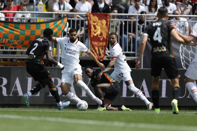 CALCIO - Serie A - Venezia FC vs AC Milan AC Milan s RUBEN LOFTUS-CHEEK in action against Venezia s FALI CANDE during the Italian Serie A Enilive soccer championship football match between Venezia FC and AC Milan at Pierluigi Penzo Stadium on April 27th, 2025, Venezia, Italy during Venezia FC vs AC Milan, Italian soccer Serie A match in Venice, Italy, April 27 2025 Venice Italy Copyright: xIPAxSport ABACAx