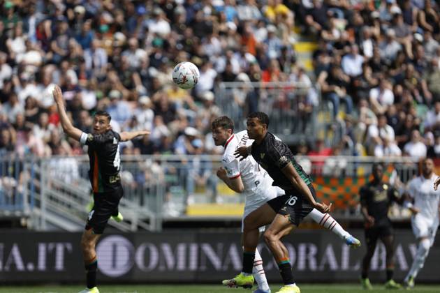 CALCIO - Serie A - Venezia FC vs AC Milan AC Milan s SANTIAGO GIMENEZ in action against Venezia s ALESSANDRO MARCANDALLI during the Italian Serie A Enilive soccer championship football match between Venezia FC and AC Milan at Pierluigi Penzo Stadium on April 27th, 2025, Venezia, Italy during Venezia FC vs AC Milan, Italian soccer Serie A match in Venice, Italy, April 27 2025 Venice Italy Copyright: xIPAxSport ABACAx