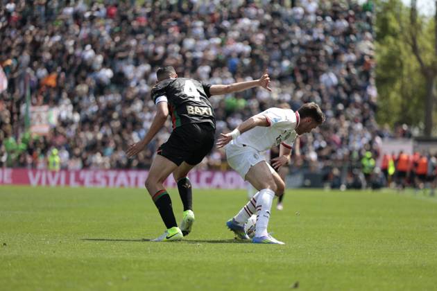 CALCIO - Serie A - Venezia FC vs AC Milan AC Milan s SANTIAGO GIMENEZ in action against Venezia s JAY IDZES during the Italian Serie A Enilive soccer championship football match between Venezia FC and AC Milan at Pierluigi Penzo Stadium on April 27th, 2025, Venezia, Italy during Venezia FC vs AC Milan, Italian soccer Serie A match in Venice, Italy, April 27 2025 Venice Italy Copyright: xIPAxSport ABACAx