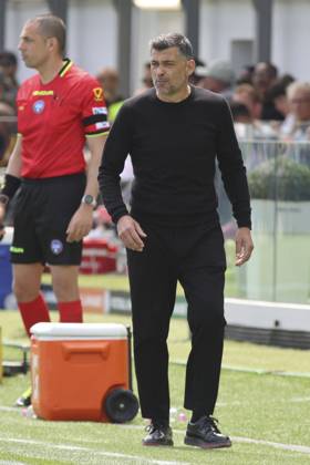 CALCIO - Serie A - Venezia FC vs AC Milan Sergio Conceicao Head Coach of AC Milan gestures during Venezia FC vs AC Milan, 34° Serie A Enilive 2024-25 game at Pier Luigi Penzo stadium in Venezia (VE), Italy, on April 27, 2025. Venice Italy Copyright: xIPAxSport ABACAx