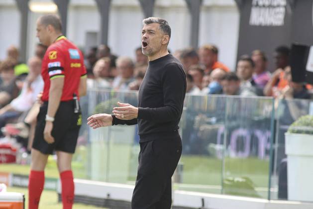 CALCIO - Serie A - Venezia FC vs AC Milan Sergio Conceicao Head Coach of AC Milan gestures during Venezia FC vs AC Milan, 34° Serie A Enilive 2024-25 game at Pier Luigi Penzo stadium in Venezia (VE), Italy, on April 27, 2025. Venice Italy Copyright: xIPAxSport ABACAx