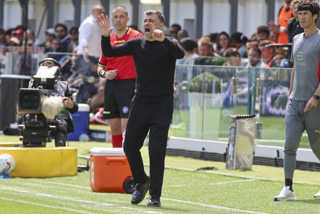CALCIO - Serie A - Venezia FC vs AC Milan Sergio Conceicao Head Coach of AC Milan gestures during Venezia FC vs AC Milan, 34° Serie A Enilive 2024-25 game at Pier Luigi Penzo stadium in Venezia (VE), Italy, on April 27, 2025. Venice Italy Copyright: xIPAxSport ABACAx