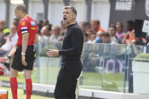 CALCIO - Serie A - Venezia FC vs AC Milan Sergio Conceicao Head Coach of AC Milan gestures during Venezia FC vs AC Milan, 34° Serie A Enilive 2024-25 game at Pier Luigi Penzo stadium in Venezia (VE), Italy, on April 27, 2025. Venice Italy Copyright: xIPAxSport ABACAx