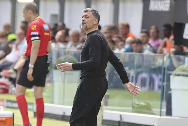 CALCIO - Serie A - Venezia FC vs AC Milan Sergio Conceicao Head Coach of AC Milan gestures during Venezia FC vs AC Milan, 34° Serie A Enilive 2024-25 game at Pier Luigi Penzo stadium in Venezia (VE), Italy, on April 27, 2025. Venice Italy Copyright: xIPAxSport ABACAx