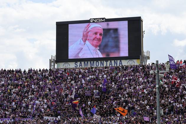 Bilder des Jahres 2025, Sport 04 April Sport Themen der Woche KW17 Sport Bilder des Tages ACF Fiorentina v Empoli FC - Campionato Serie A An image of Pope Francis during the minute of silence in his memory during the Italian Serie A football match between ACF Fiorentina and Empoli FC, on April 27, 2025 at the Artemio-Franchi Stadium in Florence. Italy Firenze FI Italy  Copyright: xAndreaxMartinix originalFilename:martini-acffiore250427_npCBx.jpg