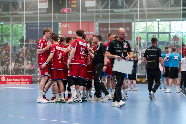 27.04.2025, 2. Handball Bundesliga, 29. Spieltag, TuSEM Essen - Dessau-Rosslauer HV, Auszeit für TUSEM Essen, Trainer Daniel Haase (TuSEM Essen), Essen Am Hallo NRW Deutschland xRHR-FOTO DEx Copyright: DennisxEwert RHR-FOTOx RHR-FOTO DE