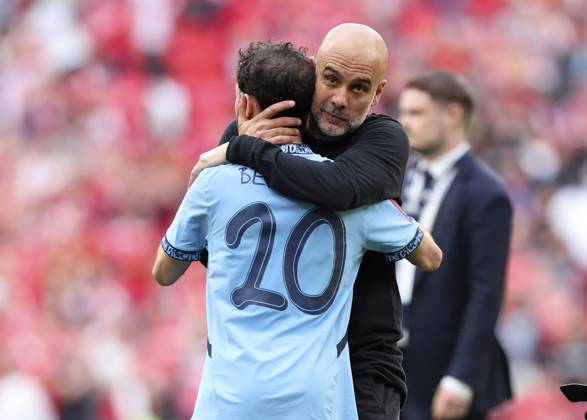 Bilder des Jahres 2025, Sport 04 April Sport Themen der Woche KW17 Sport Bilder des Tages Nottingham Forest v Manchester City - Emirates FA Cup Semi Final Bernardo Silva of Manchester City and Pep Guardiola, Manager of Manchester City celebrates after the Emirates FA Cup Semi Final match between Nottingham Forest and Manchester City at Wembley Stadium on April 27, 2025 in London, England. London Wembley Stadium England United Kingdom Copyright: xEdxSykes Sportsphoto APLx 14125941