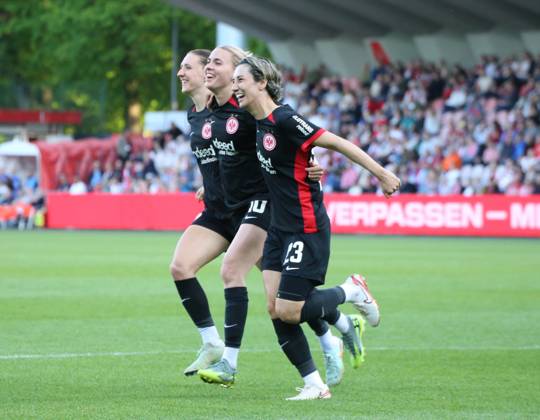 27.04.2025, xgrfx, Fussball Google Pixel Frauen-Bundesliga, 1.FC Köln - Eintracht Frankfurt v.l. Tor, Laura Freigang (Eintracht Frankfurt) (DFL DFB REGULATIONS PROHIBIT ANY USE OF PHOTOGRAPHS as IMAGE SEQUENCES and or QUASI-VIDEO) Köln