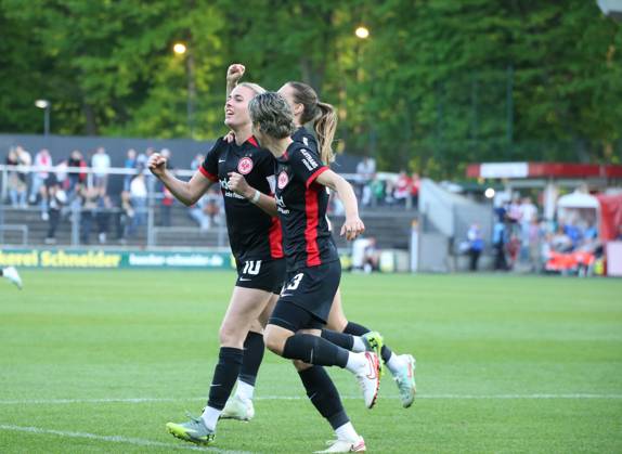 27.04.2025, xgrfx, Fussball Google Pixel Frauen-Bundesliga, 1.FC Köln - Eintracht Frankfurt v.l. Tor, Laura Freigang (Eintracht Frankfurt) (DFL DFB REGULATIONS PROHIBIT ANY USE OF PHOTOGRAPHS as IMAGE SEQUENCES and or QUASI-VIDEO) Köln