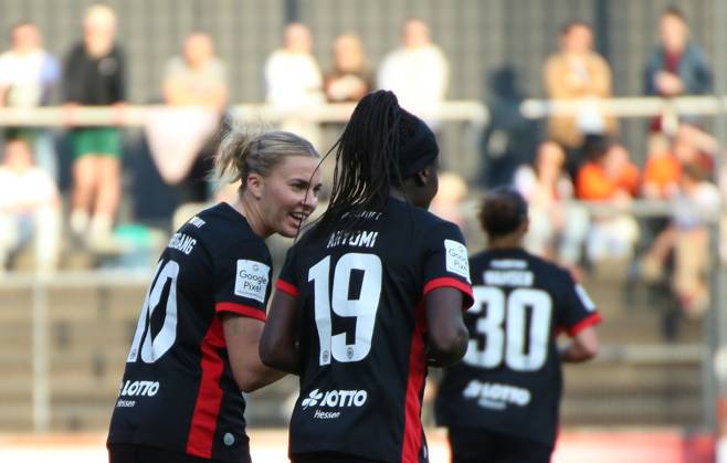 27.04.2025, xgrfx, Fussball Google Pixel Frauen-Bundesliga, 1.FC Köln - Eintracht Frankfurt v.l. Tor, Laura Freigang (Eintracht Frankfurt) (DFL DFB REGULATIONS PROHIBIT ANY USE OF PHOTOGRAPHS as IMAGE SEQUENCES and or QUASI-VIDEO) Köln