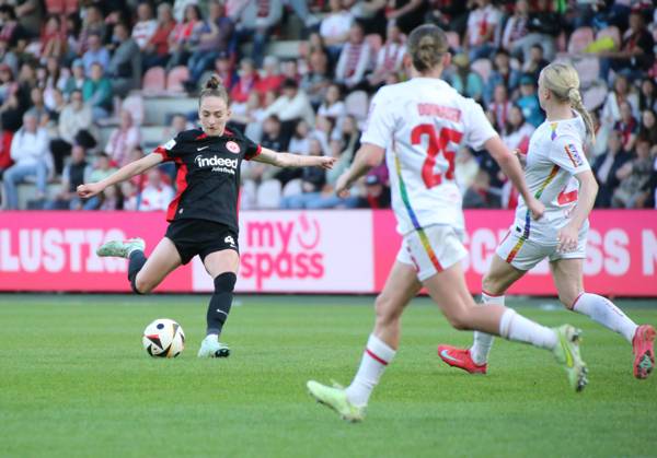 27.04.2025, xgrfx, Fussball Google Pixel Frauen-Bundesliga, 1.FC Köln - Eintracht Frankfurt v.l. Sophia Kleinherne (Eintracht Frankfurt), Laura Donhauser, Anna Gerhardt (1.FC Köln) (DFL DFB REGULATIONS PROHIBIT ANY USE OF PHOTOGRAPHS as IMAGE SEQUENCES and or QUASI-VIDEO) Köln